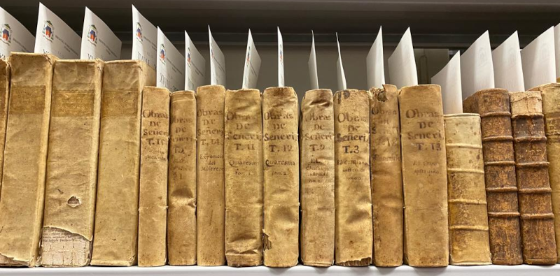 Sequenza di volumi antichi della Biblioteca diocesana di Iglesias