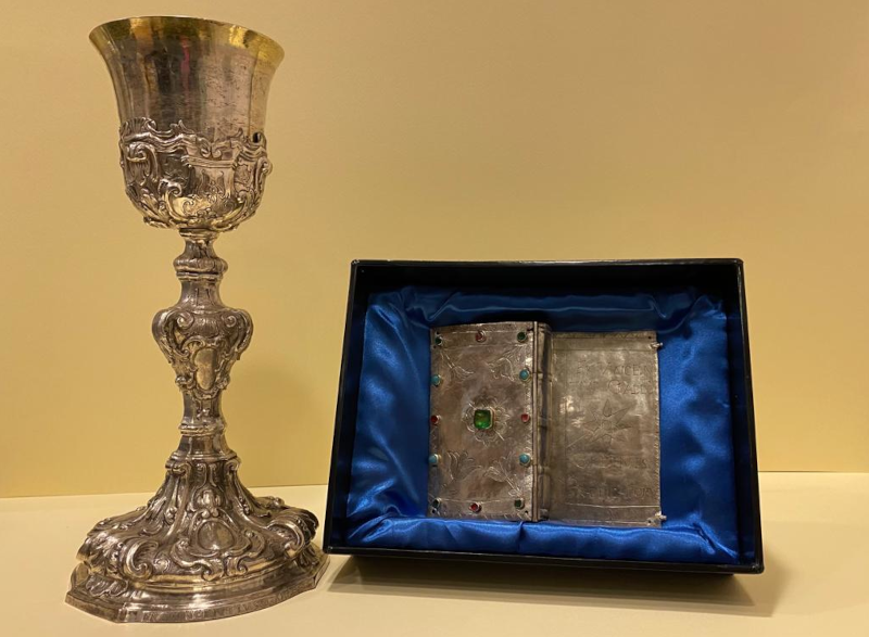 Calice cesellato in argento e oro, e Vangelo con coperta in argento e pietre preziose