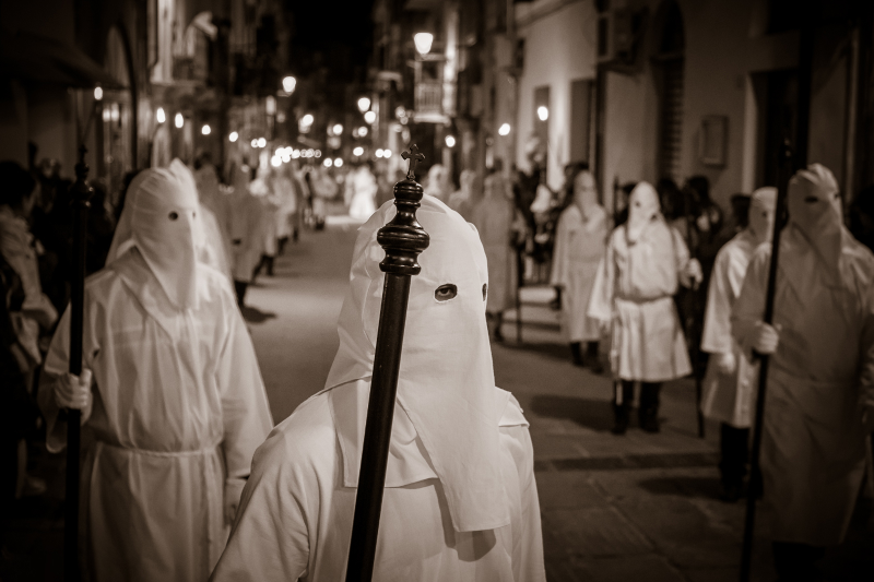 Fotografia di una processione serale della Settimana Santa ad Iglesias